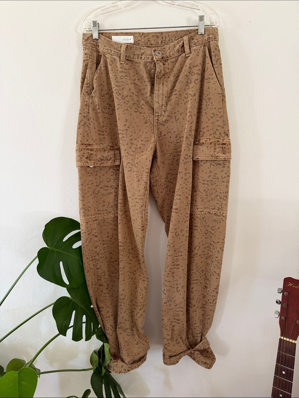 Zara cute twill animal print Barrel Cargo Jean with hem tab adjusters size 6